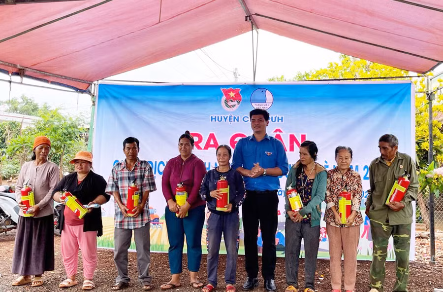 Đại diện Huyện Đoàn Chư Pưh trao bình chữa cháy cho các hộ có hoàn cảnh khó khăn trong thôn Plei Kia, thị trấn Nhơn Hòa. Ảnh: P.D