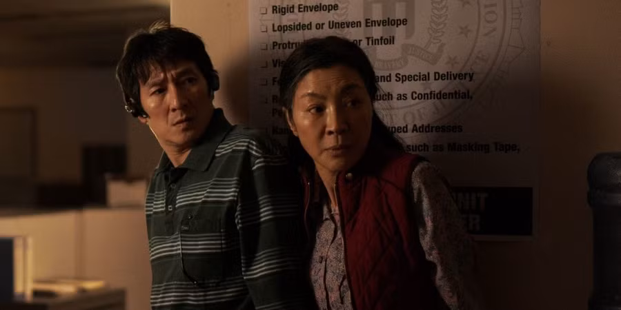 Quan Kế Huy - Dương Tử Quỳnh trở thành ứng viên nổi bật tại Oscar 2023 nhờ màn tái xuất ngoạn mục trong Everything Everywhere All at Once. Ảnh: A24