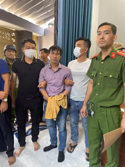 Công an khám xét nhà Sơn. Công an khám xét nhà Sơn.