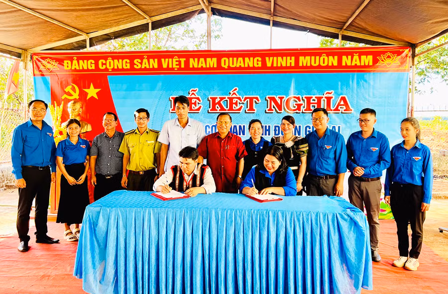 Tỉnh Đoàn kết nghĩa với làng Phang, xã Ia Lang, huyện Đức Cơ. Ảnh: P.L