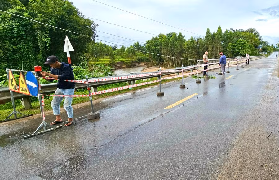 Các đơn vị quản lý đường bộ kiểm tra, khắc phục sự cố các vị trí sạt lở trên đường Trường Sơn Đông, đoạn qua địa bàn huyện Ia Pa. Ảnh: Minh Phương