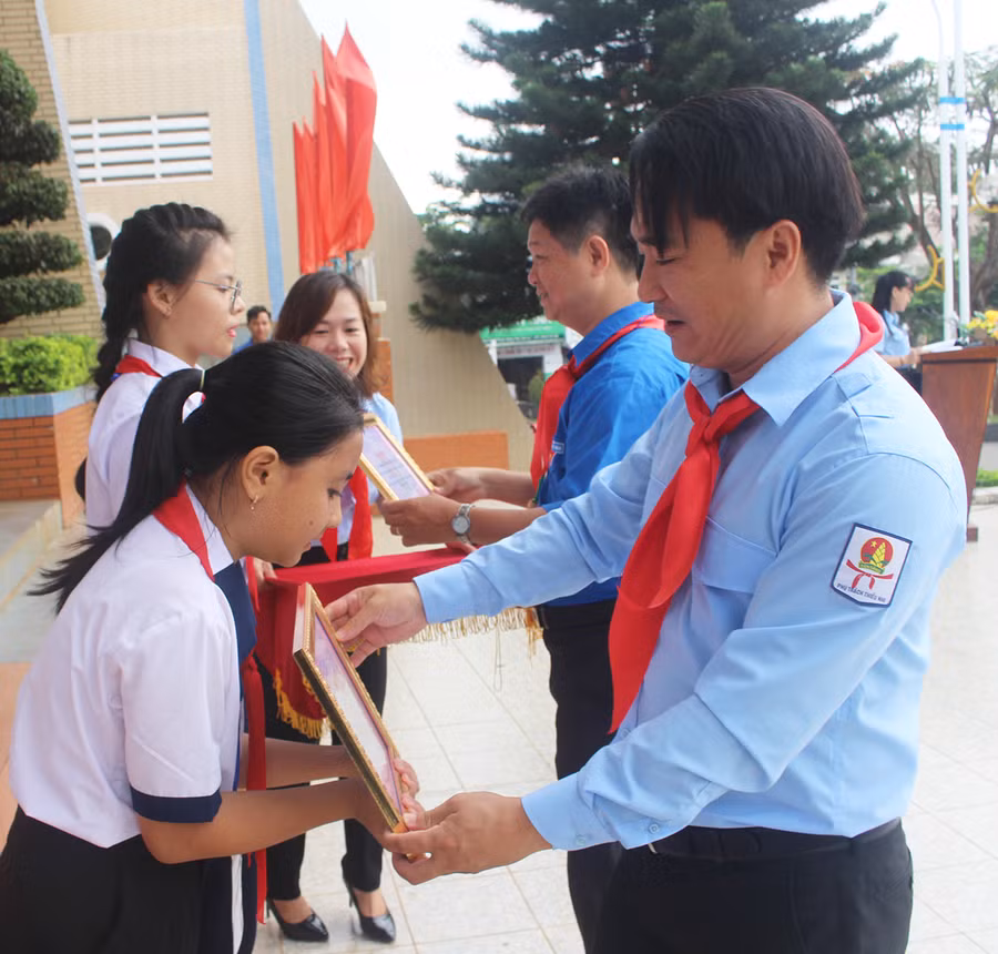 Anh Đỗ Duy Nam-Phó Bí thư Tỉnh Đoàn, Chủ tịch Hội đồng Đội tỉnh trao giải nhất Phụ trách Sao giỏi cho em Nguyễn Tâm Như. Ảnh: Phan Lài