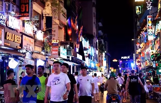 Phố Tây Bùi Viện (Quận 1, Thành phố Hồ Chí Minh) về đêm luôn thu hút rất đông khách quốc tế. (Ảnh: Hồng Đạt/TTXVN)
