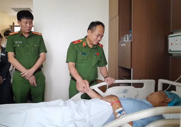 Thiếu tướng Nguyễn Thanh Tùng ân cần động viên và mong muốn Thiếu tá Nguyễn Anh Tuấn giữ gìn sức khỏe, thực hiện nghiêm túc phác đồ điều trị của y bác sỹ để sớm bình phục trở lại đơn vị. (Ảnh: TTXVN phát) Thiếu tướng Nguyễn Thanh Tùng ân cần động viên và mong muốn Thiếu tá Nguyễn Anh Tuấn giữ gìn sức khỏe, thực hiện nghiêm túc phác đồ điều trị của y bác sỹ để sớm bình phục trở lại đơn vị. (Ảnh: TTXVN phát)