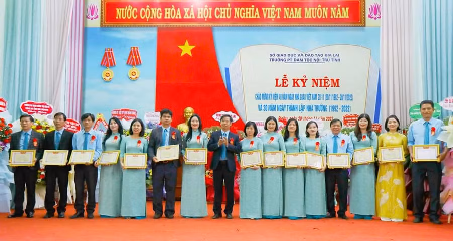 Thầy Rmah Kmlă nhận giấy khen nhân kỷ niệm 30 năm thành lập Trường Phổ thông Dân tộc Nội trú tỉnh Gia Lai (1992-2022). Ảnh: Mộc Trà Thầy Rmah Kmlă nhận giấy khen nhân kỷ niệm 30 năm thành lập Trường Phổ thông Dân tộc Nội trú tỉnh Gia Lai (1992-2022). Ảnh: Mộc Trà