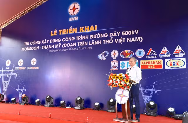Tổng giám đốc EVN Trần Đình Nhân phát biểu giao nhiệm vụ cho các đơn vị thi công. Ảnh: EVN