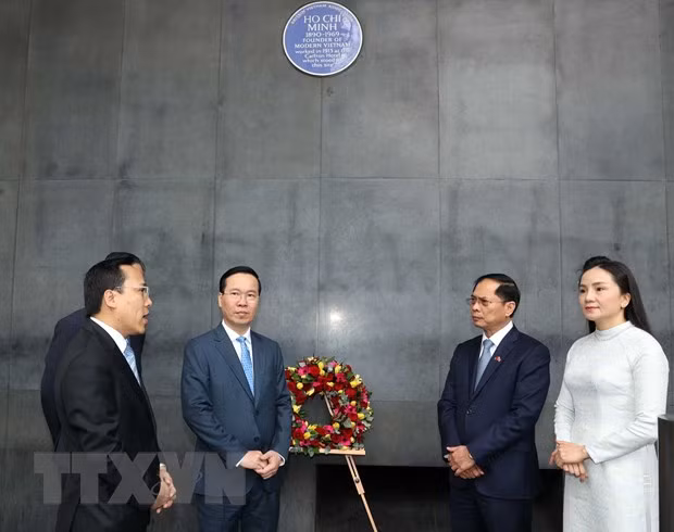 Chủ tịch nước Võ Văn Thưởng với các đại biểu tại Biển lưu niệm Chủ tịch Hồ Chí Minh ở Thủ đô London. (Ảnh: Thống Nhất/TTXVN)