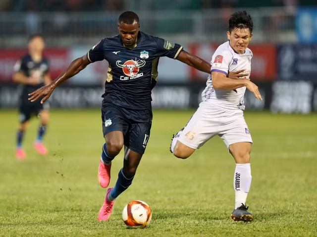 Hà Nội FC (phải) thất thủ trên sân Pleiku trước HAGL. Ảnh: MINH TRẦN