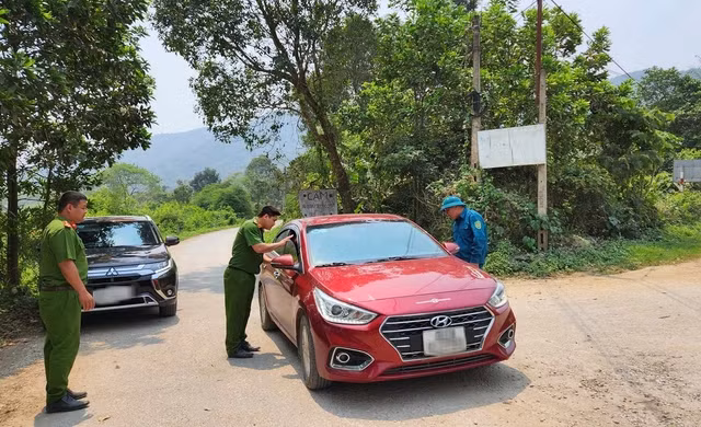 Lực lượng Công an huyện Hà Trung và dân quân tự vệ kiểm tra phương tiện đi qua khu vực rừng sến Tam Quy (huyện Hà Trung, Thanh Hóa), nơi nghi phạm nhân trốn trại. Ảnh: Tuấn Minh Lực lượng Công an huyện Hà Trung và dân quân tự vệ kiểm tra phương tiện đi qua khu vực rừng sến Tam Quy (huyện Hà Trung, Thanh Hóa), nơi nghi phạm nhân trốn trại. Ảnh: Tuấn Minh