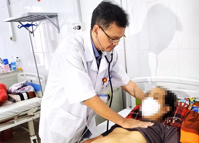 Bác sĩ thăm khám một bệnh nhân mắc bệnh liên cầu lợn điều trị tại BVĐK vùng Tây Nguyên. SỞ Y TẾ ĐẮK LẮK