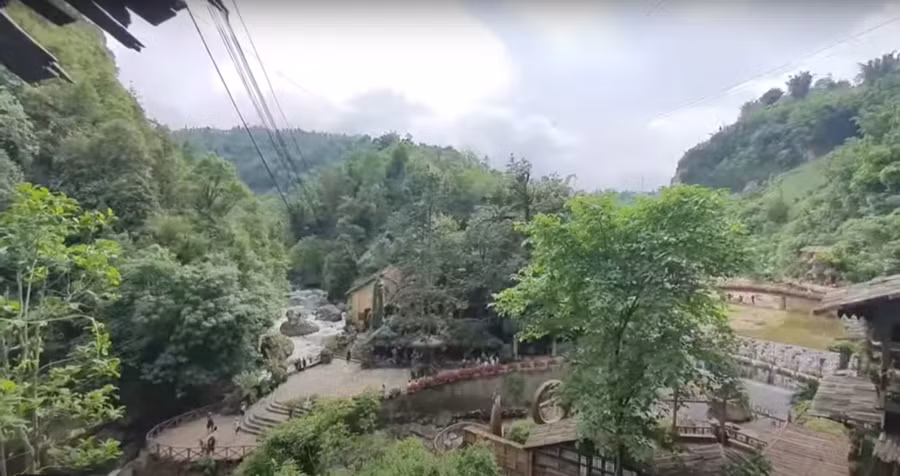 Bản Cát Cát nhìn toàn cảnh từ trên cao như một bức tranh phong cảnh. Ảnh: KHANG KA Bản Cát Cát nhìn toàn cảnh từ trên cao như một bức tranh phong cảnh. Ảnh: KHANG KA