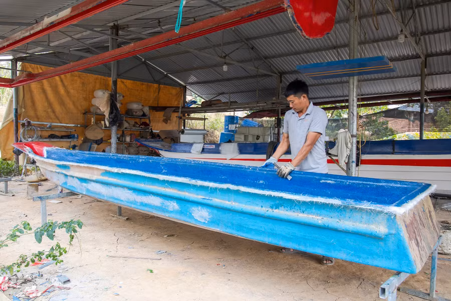 Tháo vỏ thuyền ra khỏi khuôn đúc. Ảnh: NB