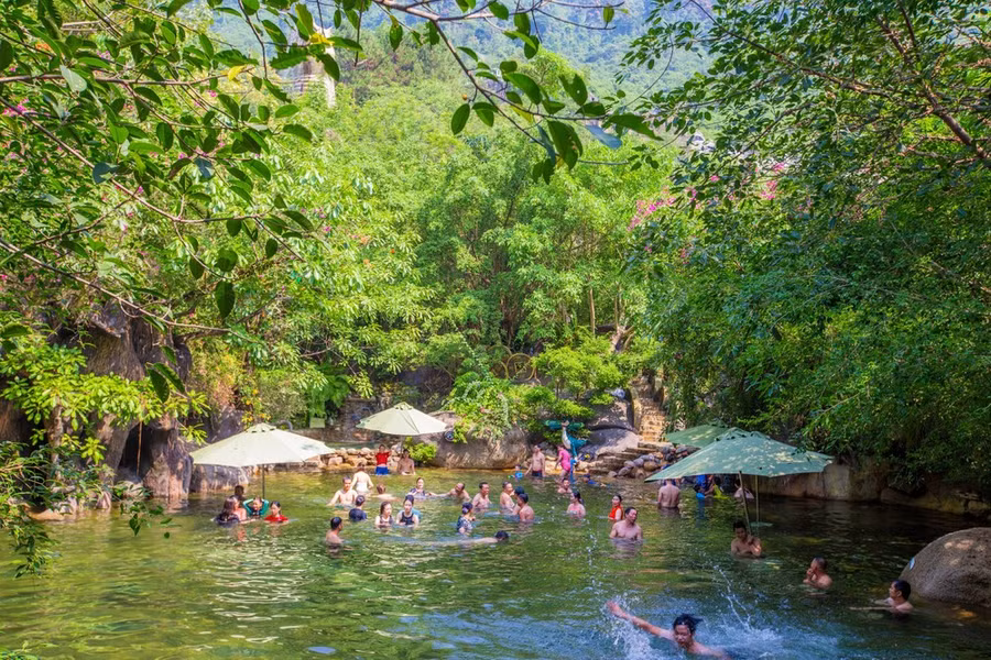 Thời tiết nắng nóng nên du khách chọn khu du lịch có sông suối. Ảnh: XUÂN QUỲNH