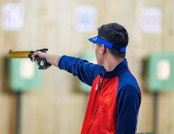 Xạ thủ Phạm Quang Huy giành huy chương Vàng ở nội dung 10m Súng ngắn Hơi Nam tại ASIAD 19, tháng 9/2023. (Ảnh: THX/TTXVN)