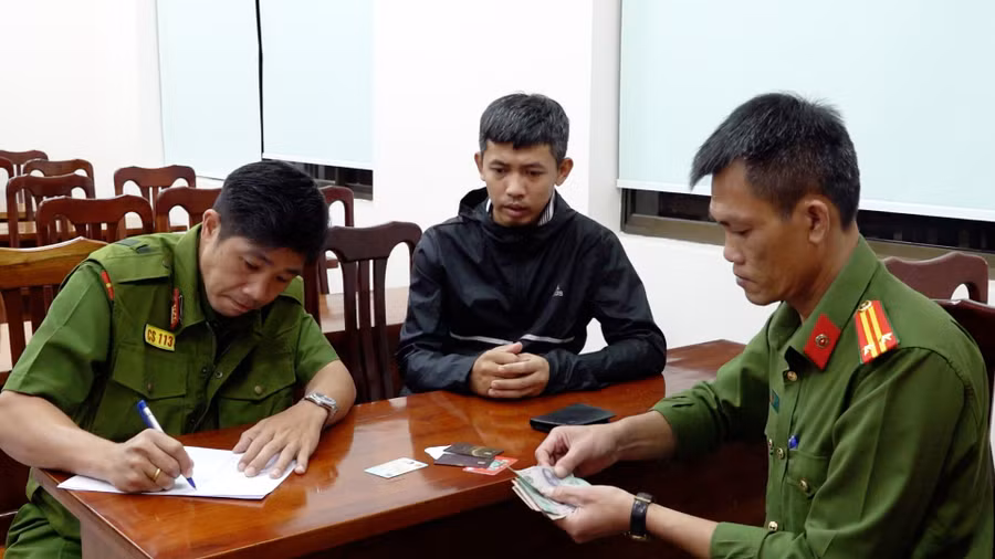 Phòng Cảnh sát Quản lý hành chính về trật tự xã hội Công an tỉnh Lâm Đồng xác minh nhân thân người đánh rơi ví da.