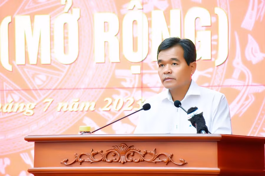 Ủy viên Ban Chấp hành Trung ương Đảng, Bí thư Tỉnh ủy, Chủ tịch HĐND tỉnh Hồ Văn Niên phát biểu khai mạc hội nghị. Ảnh: Đức Thụy