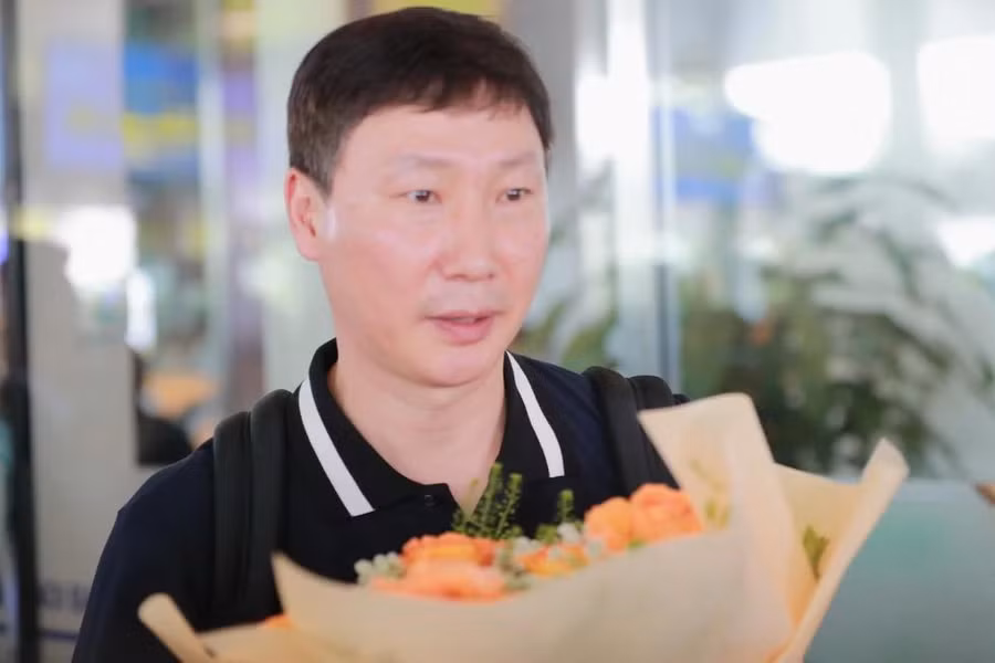 Nhiệm vụ đầu tiên đối với tân HLV trưởng người Hàn Quốc là dẫn dắt đội tuyển Việt Nam tham dự hai lượt trận còn lại trong khuôn khổ vòng loại thứ 2 FIFA World Cup 2026 khu vực châu Á, lần lượt gặp đội Philippines trên sân nhà vào ngày 6.6.2024 và gặp đội Iraq trên sân khách vào ngày 11.6/2024 (rạng sáng ngày 12.6.2024 theo giờ Việt Nam). Ông sẽ cùng đội tuyển Việt Nam "rèn quân" trong các dịp FIFA Days tháng 9, tháng 10 và tháng 11.2024 để chuẩn bị tham dự giải vô địch Đông Nam Á – ASEAN Mitsubishi Electric Cup 2024 (tên gọi mới của AFF Cup), diễn ra từ 23.11 đến 21.12.2024, tiếp đó là vòng loại thứ 3 Asian Cup 2027 dự kiến khởi tranh từ tháng 3.2025. ẢNH: Hồng Nam
