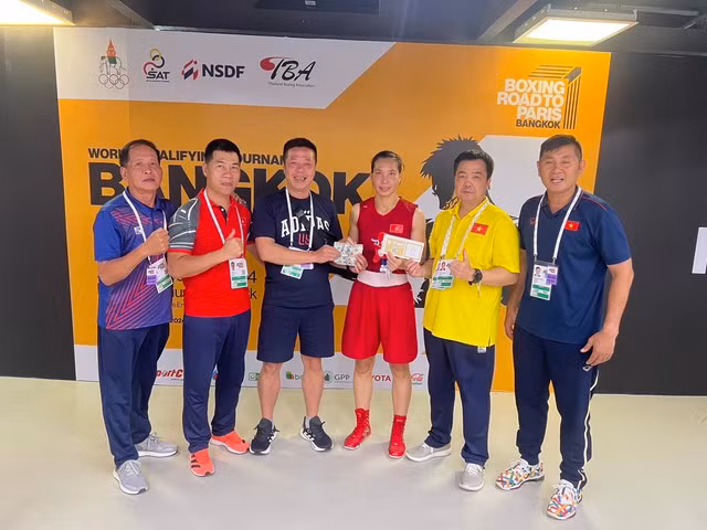 Hà Thị Linh và BHL tuyển boxing Việt Nam sau chiến thắng.
