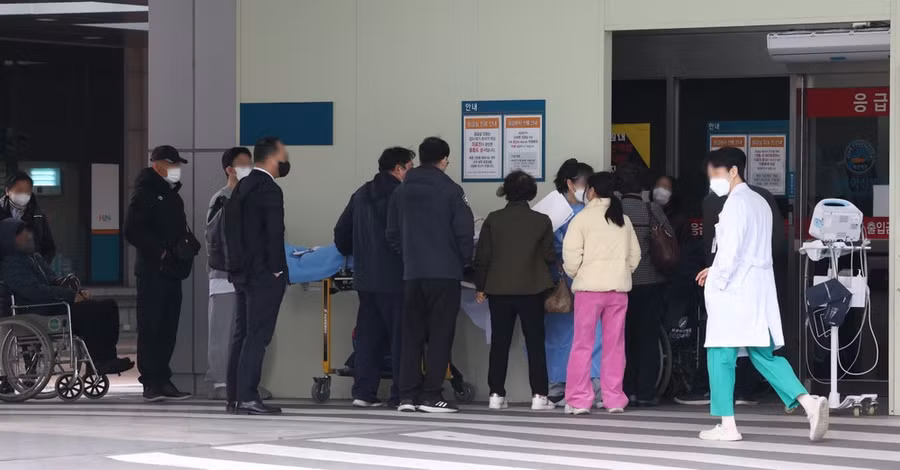 Bệnh nhân xếp hàng tại khoa cấp cứu của một bệnh viện ở Seoul, Hàn Quốc. (Ảnh: Yonhap/TTXVN) Bệnh nhân xếp hàng tại khoa cấp cứu của một bệnh viện ở Seoul, Hàn Quốc. (Ảnh: Yonhap/TTXVN)