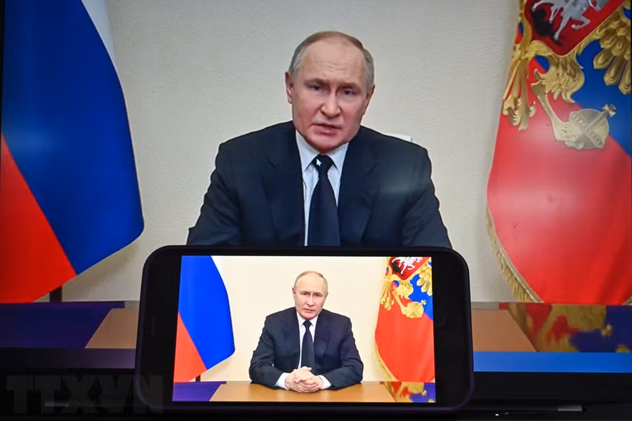 Tổng thống Nga Vladimir Putin phát biểu trên truyền hình toàn quốc, tuyên bố quốc tang sau vụ tấn công khủng bố tại nhà hát Crocus City Hall ở Moskva, ngày 23/3/2024. (Ảnh: THX/TTXVN)