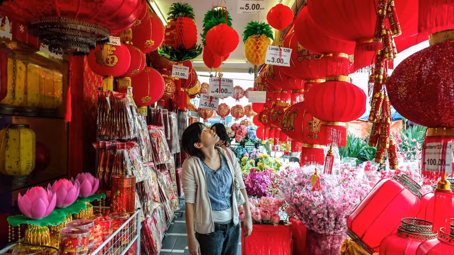 Sắm đồ trang trí Tết ở Malaysia. Ảnh: AFP Sắm đồ trang trí Tết ở Malaysia. Ảnh: AFP