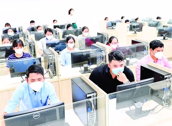 Thi tuyển công chức TPHCM năm 2022 tại Học viện Cán bộ TPHCM. Ảnh: VIỆT DŨNG