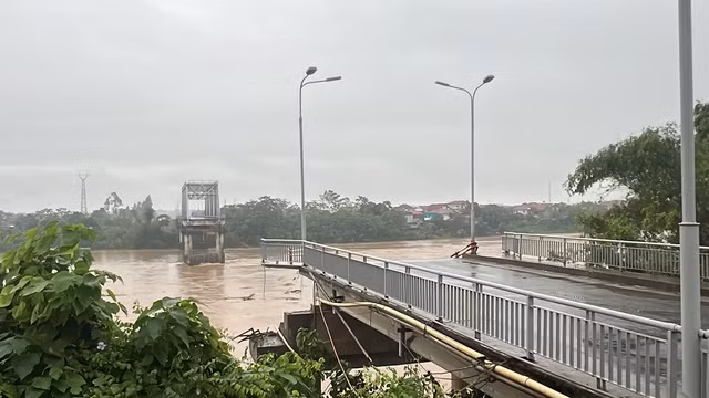 Tuy nhiên, nước lũ dâng cao, nước chảy xiết nên chưa thể thực hiện công tác cứu nạn.