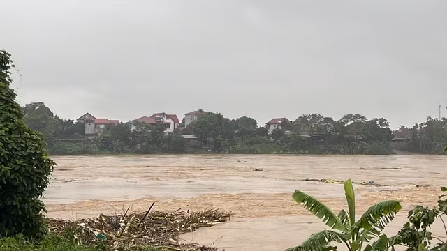 Nước cuồn cuộn, dâng cao.