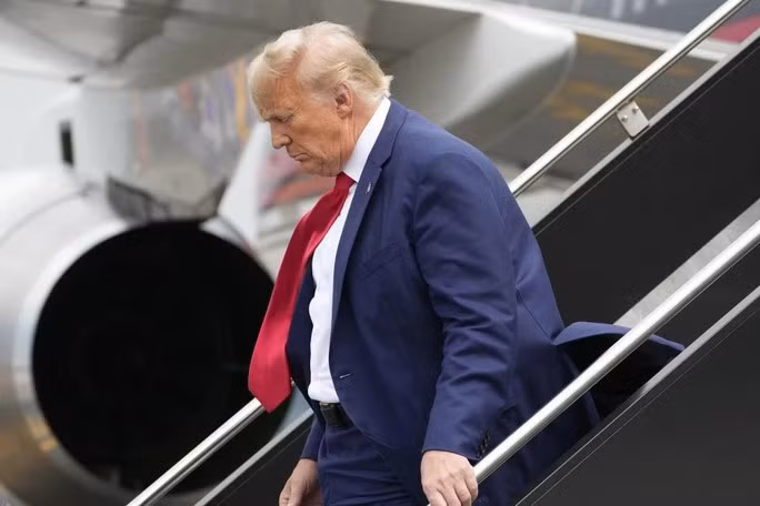 Cựu Tổng thống Mỹ Donald Trump đến sân bay quốc gia Ronald Reagan Washington hôm 3-8 để tham dự phiên điều trần - Ảnh: AP
