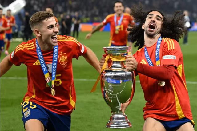 Fermin Lopez và Marc Cucurella hân hoan bên cúp vô địch Euro 2024. Fermin Lopez và Marc Cucurella hân hoan bên cúp vô địch Euro 2024.
