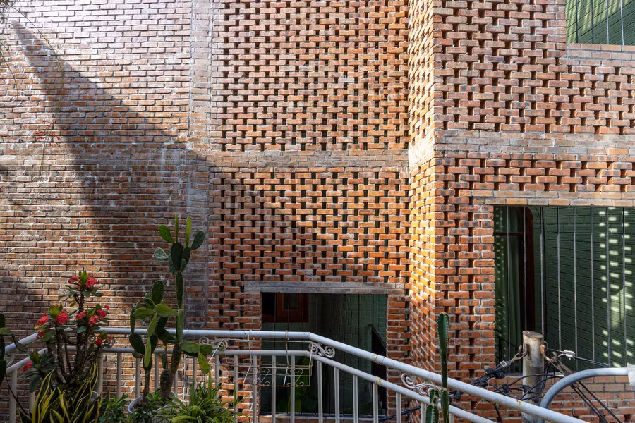 Kiến trúc sư sử dụng gạch nung có khoảng trống cho ngôi nhà, điều này giống như tạo ra các cửa chớp để thông gió. Phương pháp xây dựng này cho phép những làn gió mát từ ngõ tràn vào nhà.