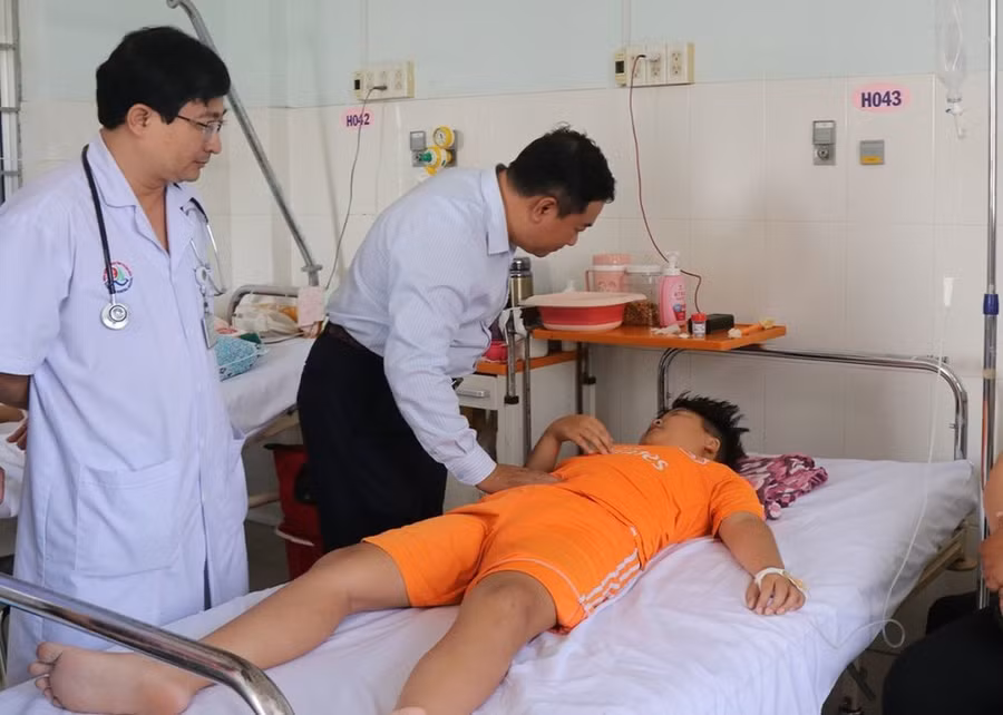Lãnh đạo Sở Y tế tỉnh Khánh Hòa thăm hỏi bệnh nhân ngộ độc điều trị tại Bệnh viện Đa khoa tỉnh Khánh Hòa. Ảnh: BÙI TOÀN Lãnh đạo Sở Y tế tỉnh Khánh Hòa thăm hỏi bệnh nhân ngộ độc điều trị tại Bệnh viện Đa khoa tỉnh Khánh Hòa. Ảnh: BÙI TOÀN