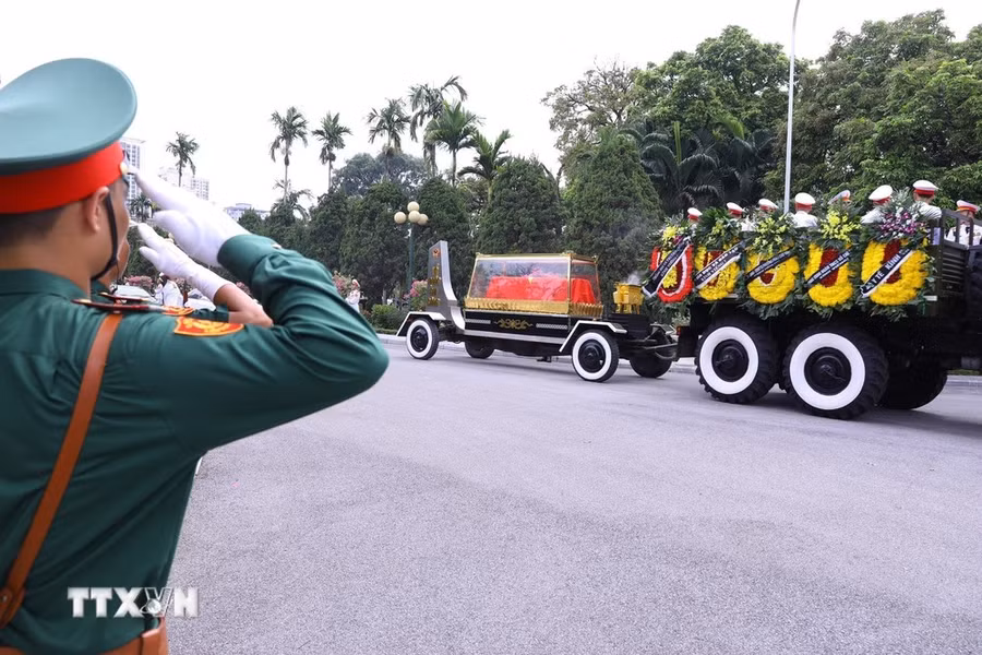Xe chở linh cữu tại nghĩa trang Mai Dịch, thành phố Hà Nội. (Ảnh: Văn Điệp/TTXVN)