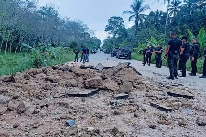 Hiện trường vụ đánh bom khiến 2 sĩ quan thiệt mạng và 1 binh sĩ bị thương ở miền Nam Thái Lan hôm 3-3. Ảnh: Bangkok Post