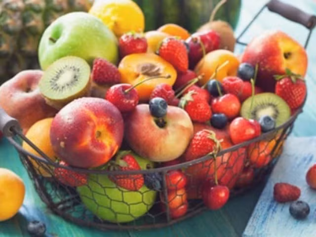 Trái cây và rau củ là những thứ tốt nhất để tránh mức cholesterol cao trong kỳ nghỉ lễ. Ảnh: Shutterstock