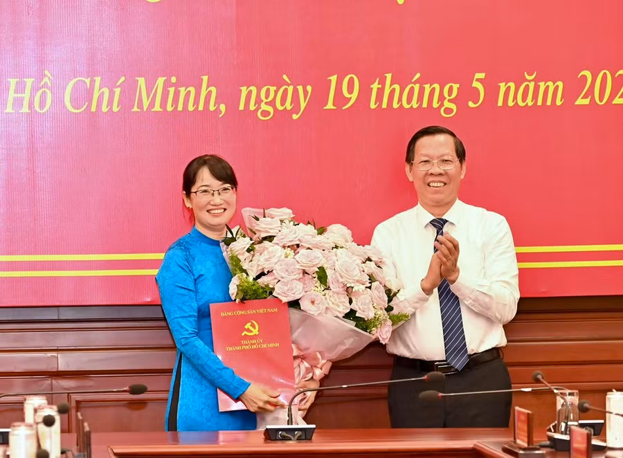 Chủ tịch UBND TPHCM Phan Văn Mãi chúc mừng đồng chí Trần Thị Diệu Thúy. Ảnh: VIỆT DŨNG