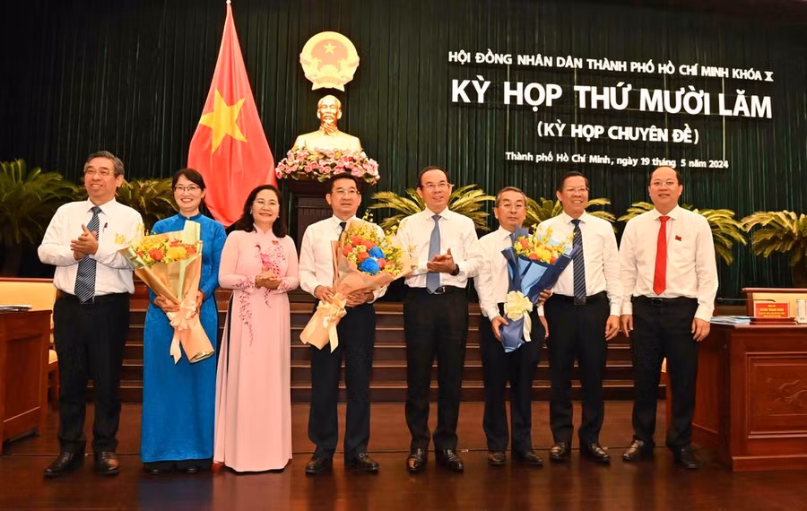 Thường trực Thành ủy TPHCM tặng hoa chúc mừng đồng chí Trần Thị Diệu Thúy. Ảnh: VIỆT DŨNG