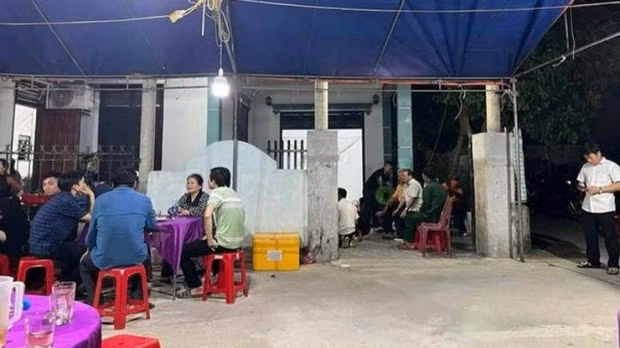 Gia đình làm lễ mai táng cho nạn nhân. (Nguồn: Báo Giao thông)