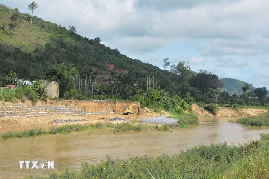 Người dân xã Hòa Phong, huyện Krông Bông lo ngại việc khai thác cát của Công ty TNHH xây dựng Ngọc Hùng sẽ gây sạt lở, ảnh hưởng đến nhà ở và đất canh tác ven sông Krông Bông. (Ảnh: Tuấn Anh/TTXVN) Người dân xã Hòa Phong, huyện Krông Bông lo ngại việc khai thác cát của Công ty TNHH xây dựng Ngọc Hùng sẽ gây sạt lở, ảnh hưởng đến nhà ở và đất canh tác ven sông Krông Bông. (Ảnh: Tuấn Anh/TTXVN)