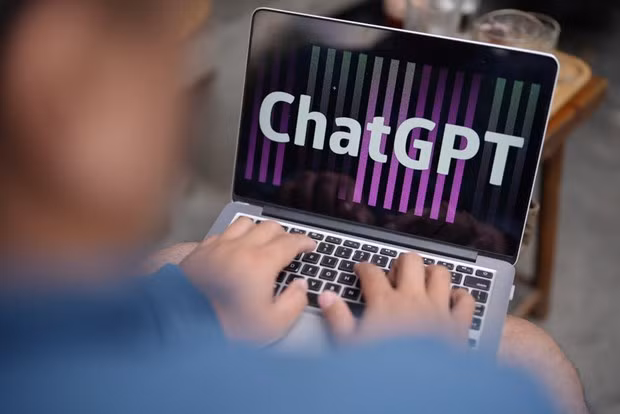 Việc sử dụng AI như ChatGPT có thể giúp người lao động tăng hiệu suất bằng cách giảm thiểu các công việc trực tiếp và lặp đi lặp lại để tập trung vào các nhiệm vụ có giá trị hơn. (Ảnh minh họa: Minh Sơn/Vietnam+)