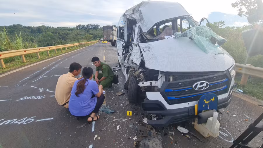 Cơ quan chức năng khám nghiệm hiện trường vụ tai nạn