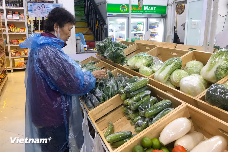 Các hệ thống siêu thị đảm bảo nguồn cung thực phẩm cho người dân. (Ảnh: Việt Anh/Vietnam+)