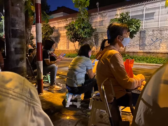 Phụ huynh ngồi chờ từ sáng sớm. Ảnh: Phụ huynh cung cấp