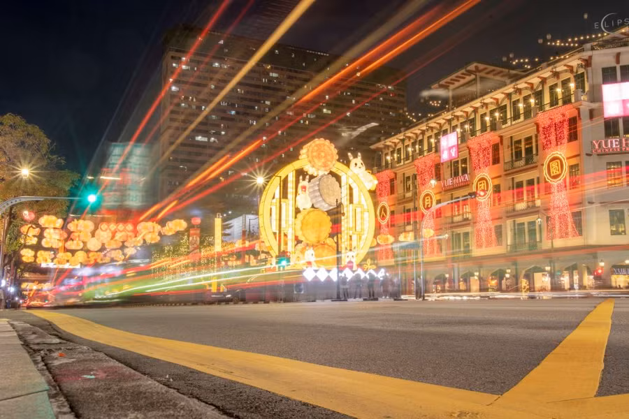 Một khu phố ở Singapore rực sáng ánh đèn trung thu. Ảnh: TIME