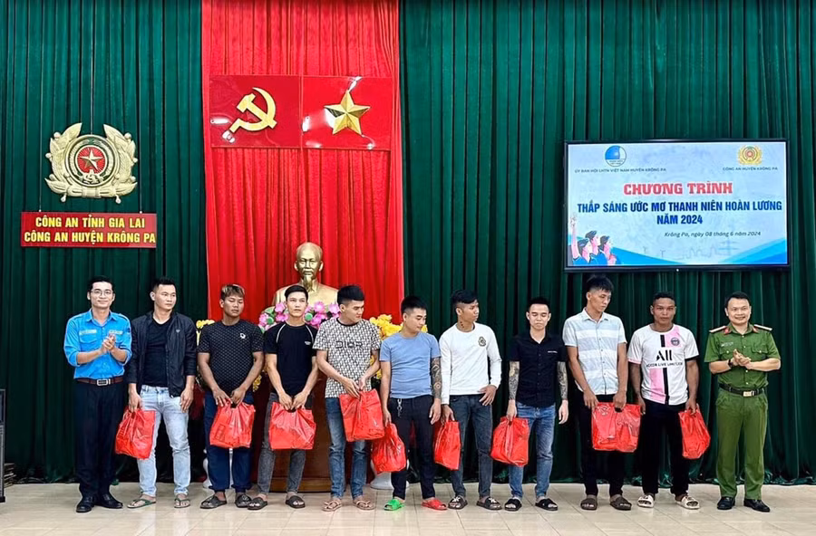 Hội Liên hiệp thanh niên Việt Nam huyện Krông Pa phối hợp với các đơn vị tặng quà cho những thanh niên vừa chấp hành xong án phạt tù trở về địa phương. Ảnh: Nay Chương