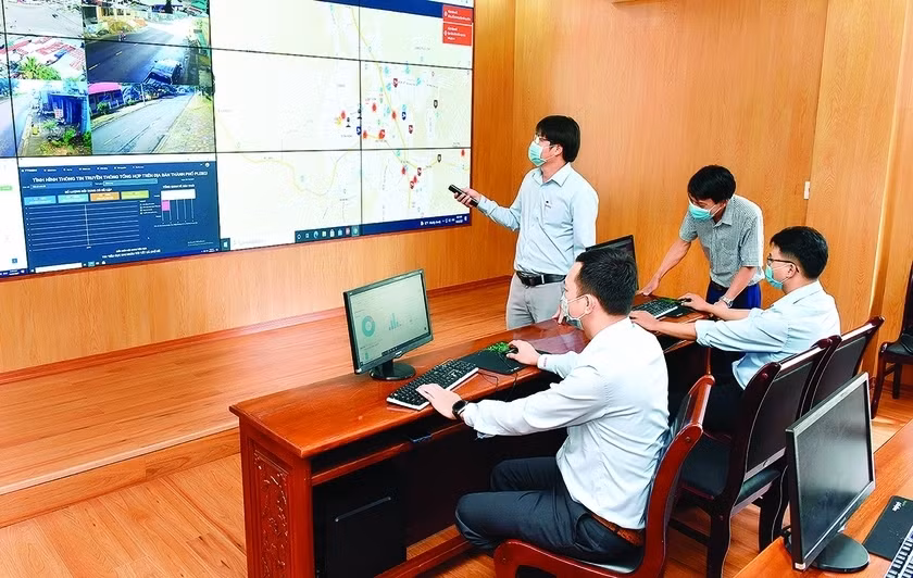Kỹ thuật viên xử lý thông tin hình ảnh qua camera tại Trung tâm Điều hành đô thị thông minh TP. Pleiku. Ảnh: Đức Thụy