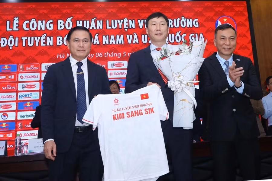 Lãnh đạo VFF và HLV Kim Sang-sik. Ảnh:Hồng Nam