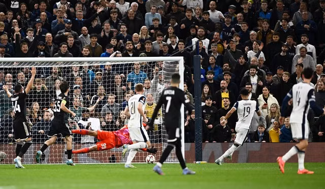 Solanke ấn định chiến thắng 3-0 cho Tottenham