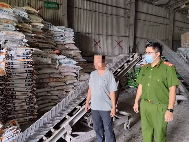 Số phân bón giả mà bị can Phạm Lương Thiện đã sản xuất. Ảnh: PHAN BÁ