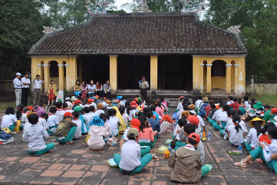 Học sinh nghe thuyết minh về địa đạo Kỳ Anh. Ảnh: NGUYỄN ĐIỆN NGỌC